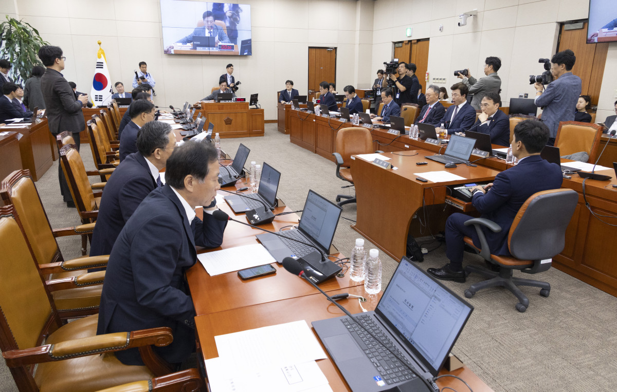 ▲17일 국회에서 열린 재정경제기획위원회 전체회의에서 여야 의원들이 이날 예정돼 있던 정부의 대미투자 프로젝트 관련 비공개 보고 연기와 관련한 논의를 하고 있다. 사진=연합뉴스