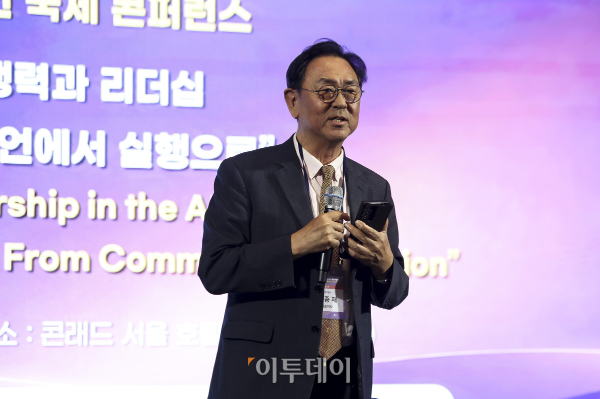 ▲이종재 이투데이 대표이사 부회장이 22일 서울 여의도 콘래드 서울에서 열린 ‘2026 대한민국 여성금융인 국제 콘퍼런스’에서 폐회사를 하고 있다. 이투데이와 여성금융인네트워크가 개최한 대한민국 여성금융인 국제 콘퍼런스는 AI 시대 금융산업의 경쟁력과 리더십의 해법을 모색하는 자리다. 금융권 여성 리더와 임직원, 정부·국회·유관기관 및 국내외 주요 인사 등 200여 명이 모여 AI가 바꿀 금융의 미래를 진단하고 여성 인재를 핵심 리더로 키우기 위한 실행 방안을 논의했다. 고성준 기자 joonko1@