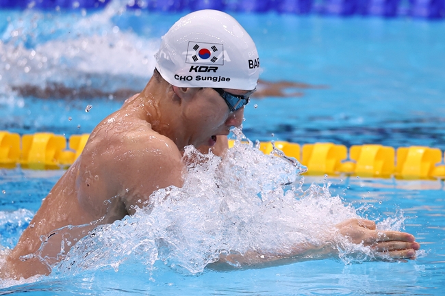 ▲22일 도쿄 아쿠아틱스 센터에서 열린 2026 아이치·나고야 아시안게임 수영 남자 400m 혼계영 예선. 한국 조성재가 역영하고 있다. (연합뉴스)
