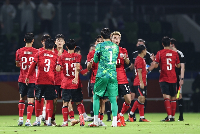 ▲15일 일본 나고야 미즈호 공원 럭비경기장에서 열린 2026 아이치·나고야 아시안게임 남자 축구 D조 1차전 대한민국 대 카타르의 경기에서 4-1로 승리한 한국 선수들이 기뻐하고 있다. (연합뉴스)