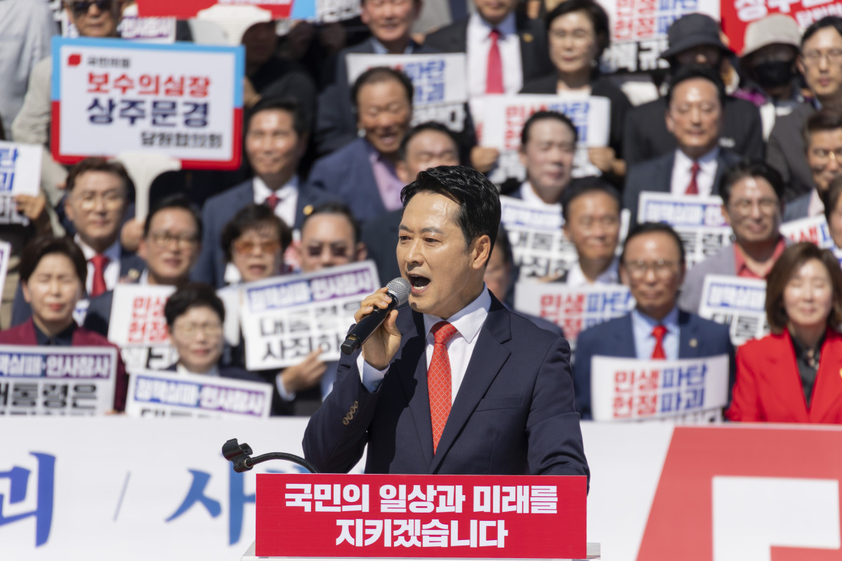 ▲국민의힘 장동혁 대표가 22일 국회 본청 앞에서 열린 이재명 정권 실정 대국민 보고대회에서 정권 규탄 구호를 외치고 있다. (연합뉴스)