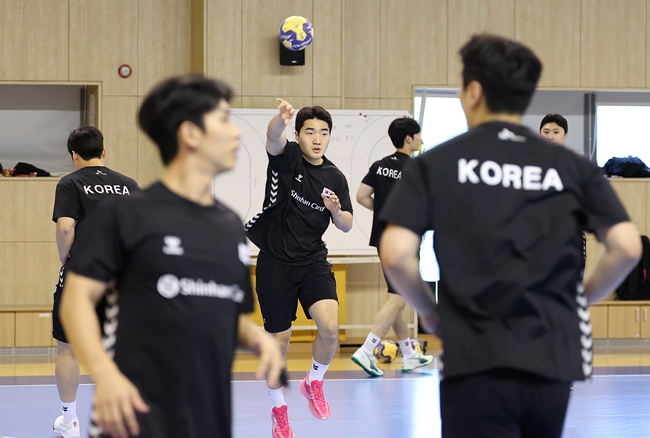▲핸드볼 남자 국가대표 선수들이 9일 충북 진천군 진천국가대표선수촌에서 열린 2026 아이치·나고야 아시안게임 핸드볼대표팀 미디어데이에서 공개 훈련을 하고 있다. (연합뉴스)