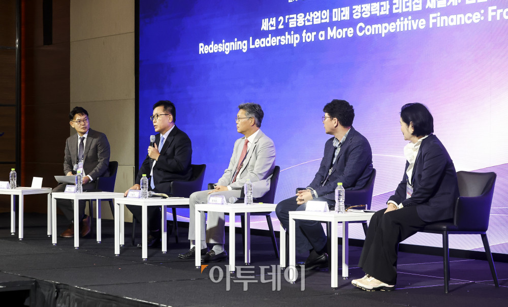 ▲22일 서울 여의도 콘래드 서울에서 열린 ‘2026 대한민국 여성금융인 국제 콘퍼런스’에서 패널토론이 진행되고 있다. 사진 왼쪽부터 박주근 리더스인덱스 대표, 유효상 유니콘경영경제연구원 원장, 이형구 전 Mercer 대표, 양대일 PwC Korea 파트너, 김상경 여성금융인네트워크 회장. 이투데이와 여성금융인네트워크가 개최한 대한민국 여성금융인 국제 콘퍼런스는 AI 시대 금융산업의 경쟁력과 리더십의 해법을 모색하는 자리다. 금융권 여성 리더와 임직원, 정부·국회·유관기관 및 국내외 주요 인사 등 200여 명이 모여 AI가 바꿀 금융의 미래를 진단하고 여성 인재를 핵심 리더로 키우기 위한 실행 방안을 논의했다. 고성준 기자 joonko1@ (이투데이DB)