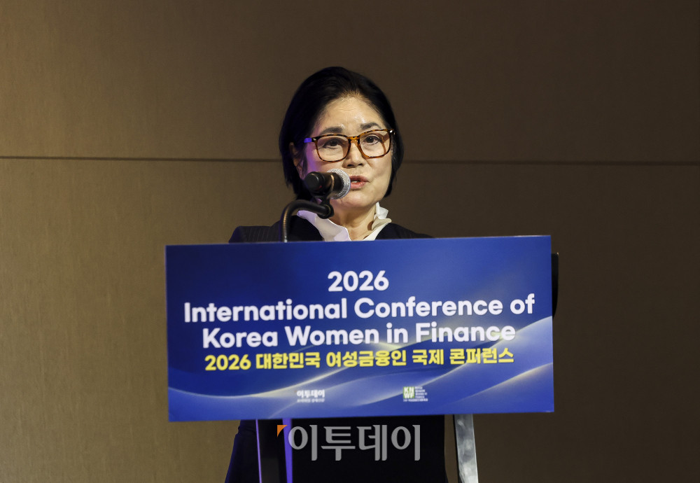 ▲김상경 여성금융인네트워크 회장이 22일 서울 여의도 콘래드 서울에서 열린 ‘2026 대한민국 여성금융인 국제 콘퍼런스’에서 패널토론 중 '경쟁력 있는 금융을 위한 리더십의 재설계: 선언에서 실행으로'를 주제로 발표하고 있다. 이투데이와 여성금융인네트워크가 개최한 대한민국 여성금융인 국제 콘퍼런스는 AI 시대 금융산업의 경쟁력과 리더십의 해법을 모색하는 자리다. 금융권 여성 리더와 임직원, 정부·국회·유관기관 및 국내외 주요 인사 등 200여 명이 모여 AI가 바꿀 금융의 미래를 진단하고 여성 인재를 핵심 리더로 키우기 위한 실행 방안을 논의했다. 고성준 기자 joonko1@ (이투데이DB)