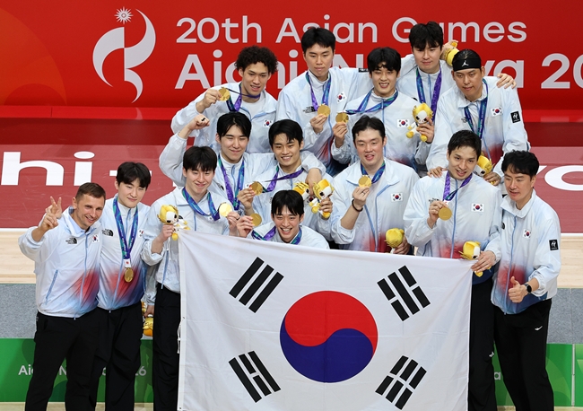 ▲20일 일본 나고야 아이치 인터내셔널 아레나에서 열린 2026 아이치·나고야 아시안게임 남자 농구 시상식. 금메달을 획득한 대한민국 선수들이 기념촬영을 하고 있다. (연합뉴스)