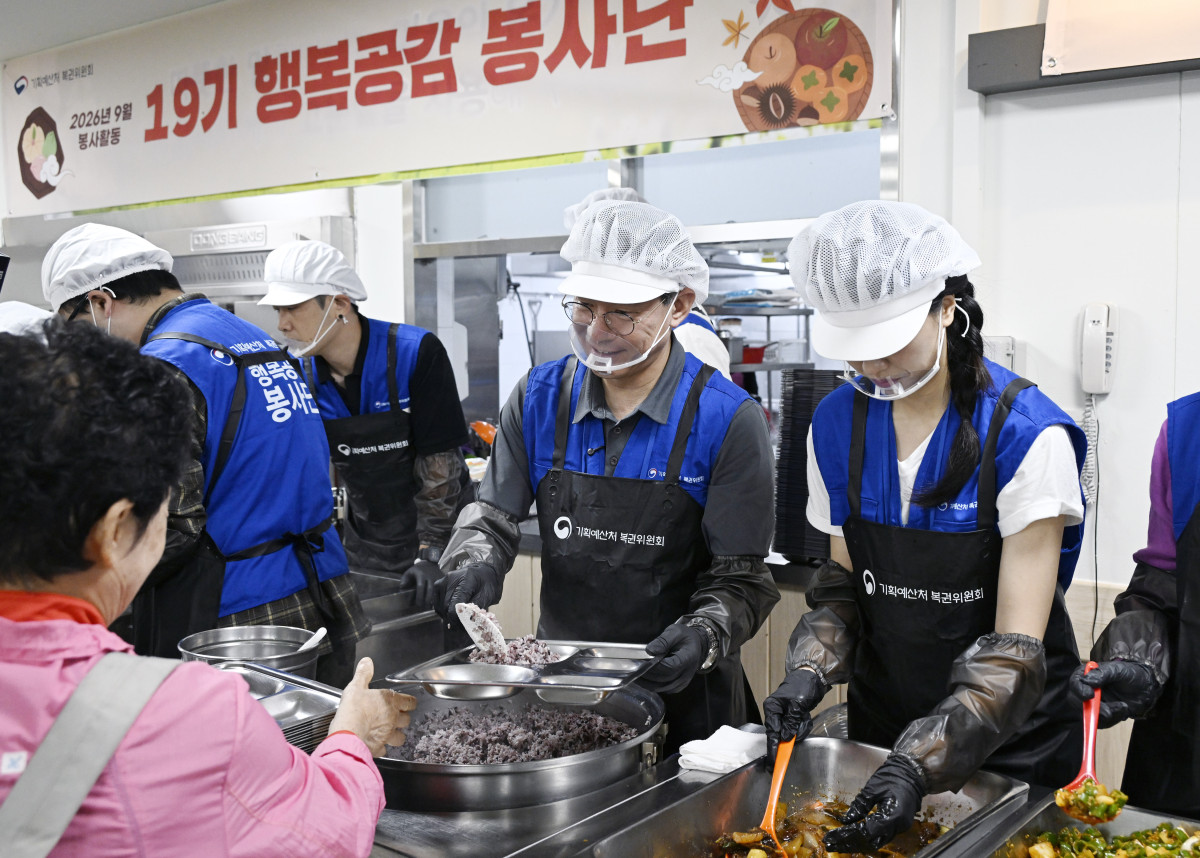 ▲조용범 기획예산처 차관이 9월 16일 경기 과천시노인복지관에서 열린 '행복공감봉사단 4차 봉사활동'에 참석, 어르신들께 배식 봉사를 하고 있다. (연합뉴스)