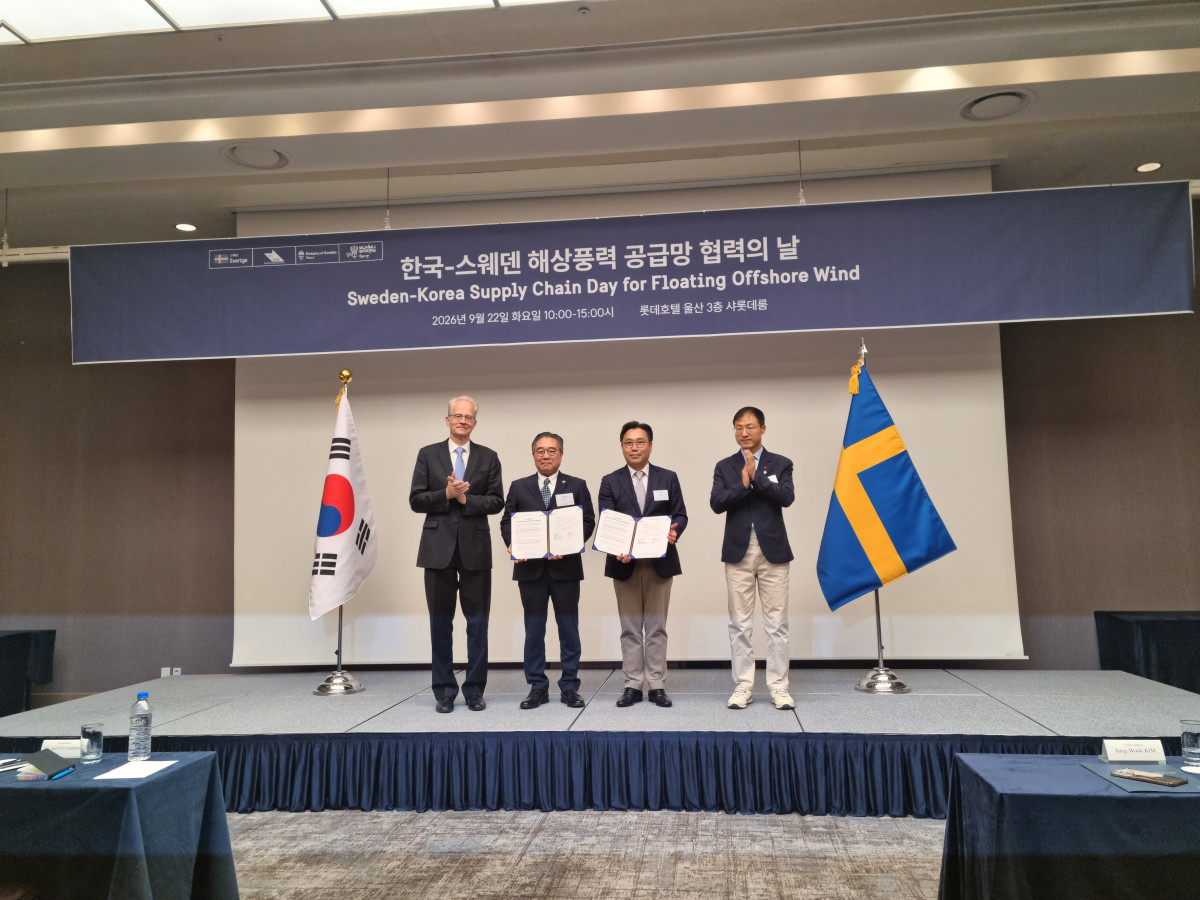 ▲(왼쪽부터) 칼-울르프 안데르손 주한스웨덴대사, 주영규 문무바람 대표, 이승엽 지에스엔텍영업본부장, 김상욱 울산시장이 행사 기념촿영을 하고 있다. (사진제공=GS엔텍)