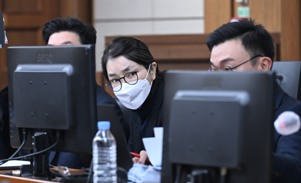 ▲도이치모터스 주가조작과 명태균 공천개입, 통일교 청탁·뇌물 수수 의혹 혐의 등으로 구속기소 된 김건희 여사가 지난해 12월 3일 서울 서초구 서울중앙지방법원에서 열린 자본시장법 위반 혐의 결심 공판에 출석하고 있다. 사진공동취재단 (이투데이DB)