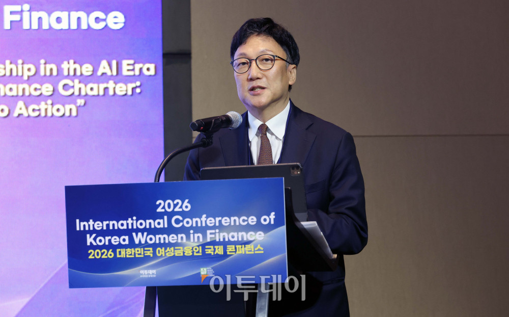 ▲허범 금융위원회 비상임위원이 22일 서울 여의도 콘래드 서울에서 열린 ‘2026 대한민국 여성금융인 국제 콘퍼런스’에서 ‘AI 창을 통해 바라본 금융의 세계’를 주제로 기조연설을 하고 있다. 이투데이와 여성금융인네트워크가 개최한 대한민국 여성금융인 국제 콘퍼런스는 AI 시대 금융산업의 경쟁력과 리더십의 해법을 모색하는 자리다. 금융권 여성 리더와 임직원, 정부·국회·유관기관 및 국내외 주요 인사 등 200여 명이 모여 AI가 바꿀 금융의 미래를 진단하고 여성 인재를 핵심 리더로 키우기 위한 실행 방안을 논의했다. 신태현 기자 holjjak@ (이투데이DB)