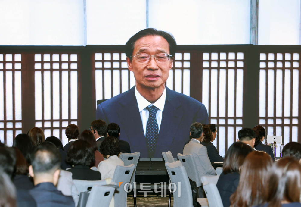 ▲유동수 국회정무위원장이 22일 서울 여의도 콘래드 서울에서 열린 ‘2026 대한민국 여성금융인 국제 콘퍼런스’에서 영상으로 축사를 전하고 있다. 이투데이와 여성금융인네트워크가 개최한 대한민국 여성금융인 국제 콘퍼런스는 AI 시대 금융산업의 경쟁력과 리더십의 해법을 모색하는 자리다. 금융권 여성 리더와 임직원, 정부·국회·유관기관 및 국내외 주요 인사 등 200여 명이 모여 AI가 바꿀 금융의 미래를 진단하고 여성 인재를 핵심 리더로 키우기 위한 실행 방안을 논의했다. 신태현 기자 holjjak@ (이투데이DB)
