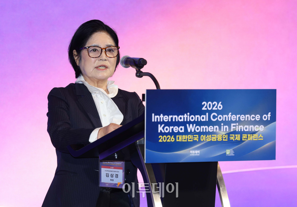 ▲김상경 여성금융인네트워크 회장이 22일 서울 여의도 콘래드 서울에서 열린 ‘2026 대한민국 여성금융인 국제 콘퍼런스’에서 환영사를 하고 있다. 이투데이와 여성금융인네트워크가 개최한 대한민국 여성금융인 국제 콘퍼런스는 AI 시대 금융산업의 경쟁력과 리더십의 해법을 모색하는 자리다. 금융권 여성 리더와 임직원, 정부·국회·유관기관 및 국내외 주요 인사 등 200여 명이 모여 AI가 바꿀 금융의 미래를 진단하고 여성 인재를 핵심 리더로 키우기 위한 실행 방안을 논의했다. 신태현 기자 holjjak@ (이투데이DB)