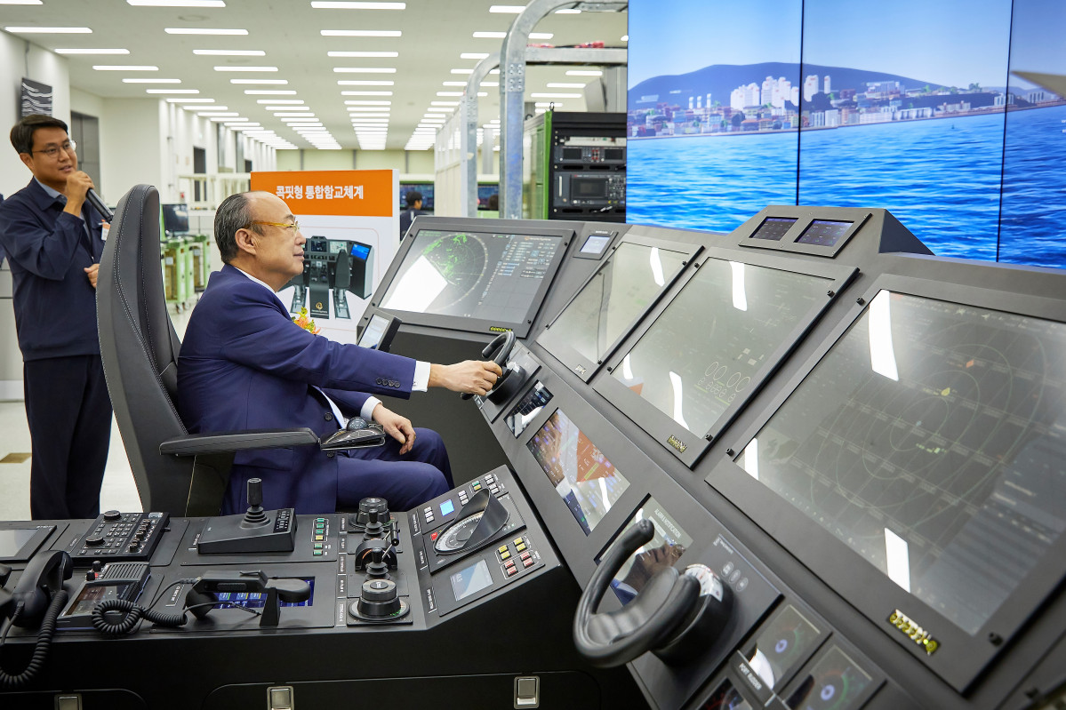 ▲김승연 한화그룹 회장이 한화시스템 구미사업장을 방문해 콕핏(Cockpit)형 통합함교체계(IBS) 운영 시연을 하고 있다. (사진제공=한화그룹)