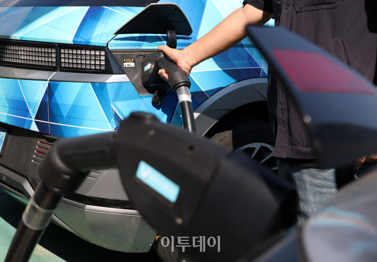 ▲추석 연휴 기간인 24일부터 27일까지 오전 11시부터 오후 2시 사이 전기차 충전 요금이 대폭 할인된다. 기후에너지환경부는 재생에너지 발전량이 많은 시간대에 연휴로 산업계 전력 수요가 줄면서 발생하는 잉여 전력의 소비를 유도하기 위한 조치라고 설명했다. 연휴 기간 민자 고속도로를 포함한 전국 고속도로 통행료도 면제되며, 한국도로공사가 관리하는 재정고속도로 주유소 226곳의 유류 가격은 리터당 100원 인하된다. 22일 서울의 한 전기차 충전소 모습. 고이란 기자 photoeran@