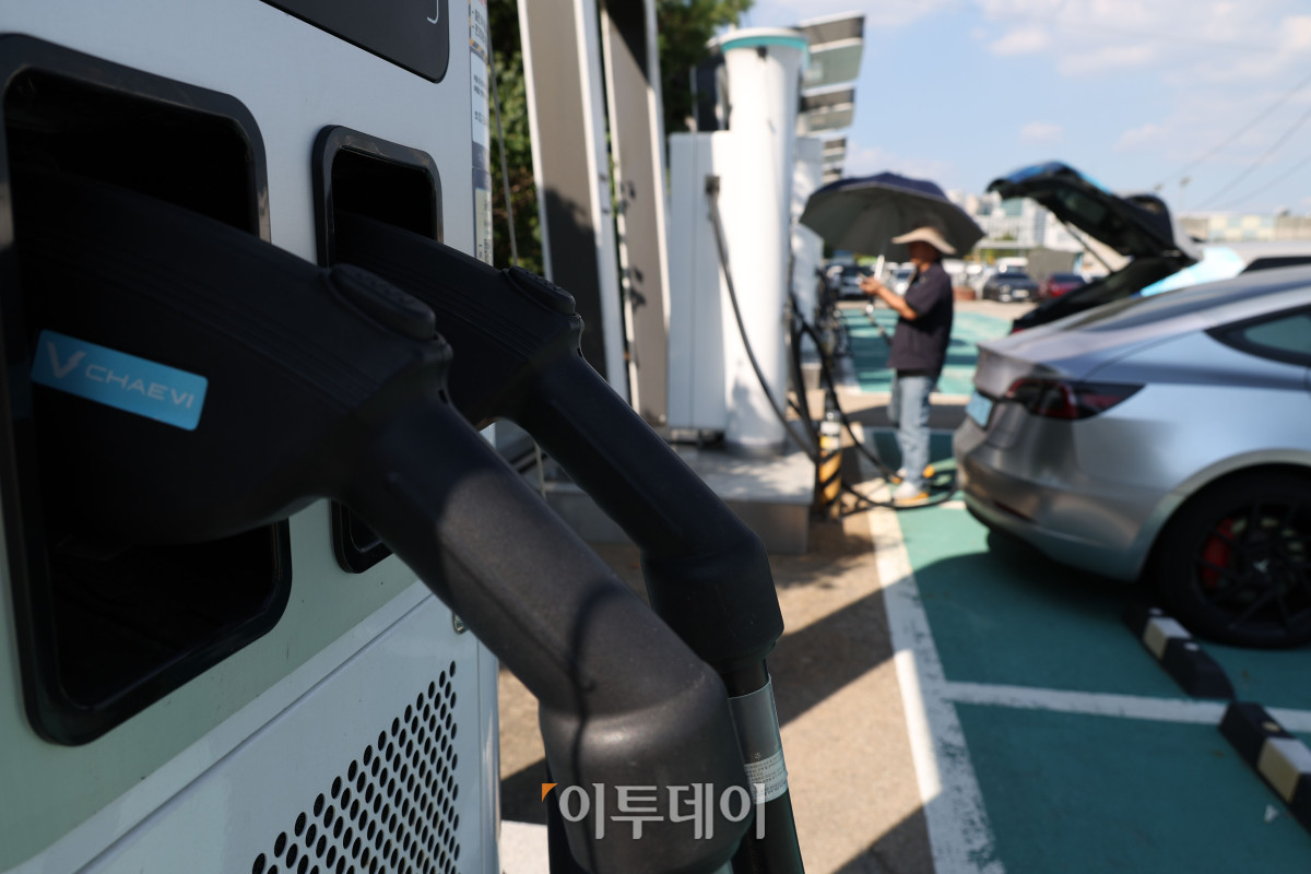 ▲추석 연휴 기간인 24일부터 27일까지 오전 11시부터 오후 2시 사이 전기차 충전 요금이 대폭 할인된다. 기후에너지환경부는 재생에너지 발전량이 많은 시간대에 연휴로 산업계 전력 수요가 줄면서 발생하는 잉여 전력의 소비를 유도하기 위한 조치라고 설명했다. 연휴 기간 민자 고속도로를 포함한 전국 고속도로 통행료도 면제되며, 한국도로공사가 관리하는 재정고속도로 주유소 226곳의 유류 가격은 리터당 100원 인하된다. 22일 서울의 한 전기차 충전소 모습. 고이란 기자 photoeran@