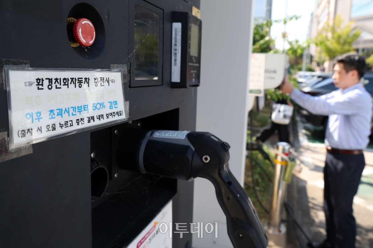 ▲추석 연휴 기간인 24일부터 27일까지 오전 11시부터 오후 2시 사이 전기차 충전 요금이 대폭 할인된다. 기후에너지환경부는 재생에너지 발전량이 많은 시간대에 연휴로 산업계 전력 수요가 줄면서 발생하는 잉여 전력의 소비를 유도하기 위한 조치라고 설명했다. 연휴 기간 민자 고속도로를 포함한 전국 고속도로 통행료도 면제되며, 한국도로공사가 관리하는 재정고속도로 주유소 226곳의 유류 가격은 리터당 100원 인하된다. 22일 서울의 한 전기차 충전소 모습. 고이란 기자 photoeran@