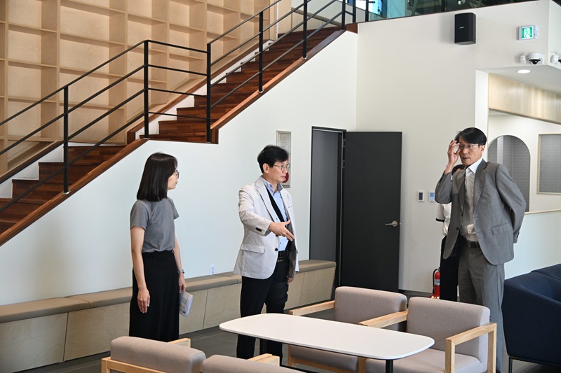 ▲최훈식 장수군수(오른쪽)가 장수군 청년활력센터를 찾아 시설을 점검하고 있다. (사진제공=장수군)