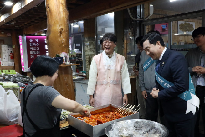 ▲김도균 강원랜드 대표이사는 22일 정선 사북시장과 고한시장을 차례로 방문해 명절 물품을 직접 구매하고 시장 상인들을 격려했다. (사진제공 = 강원랜드)