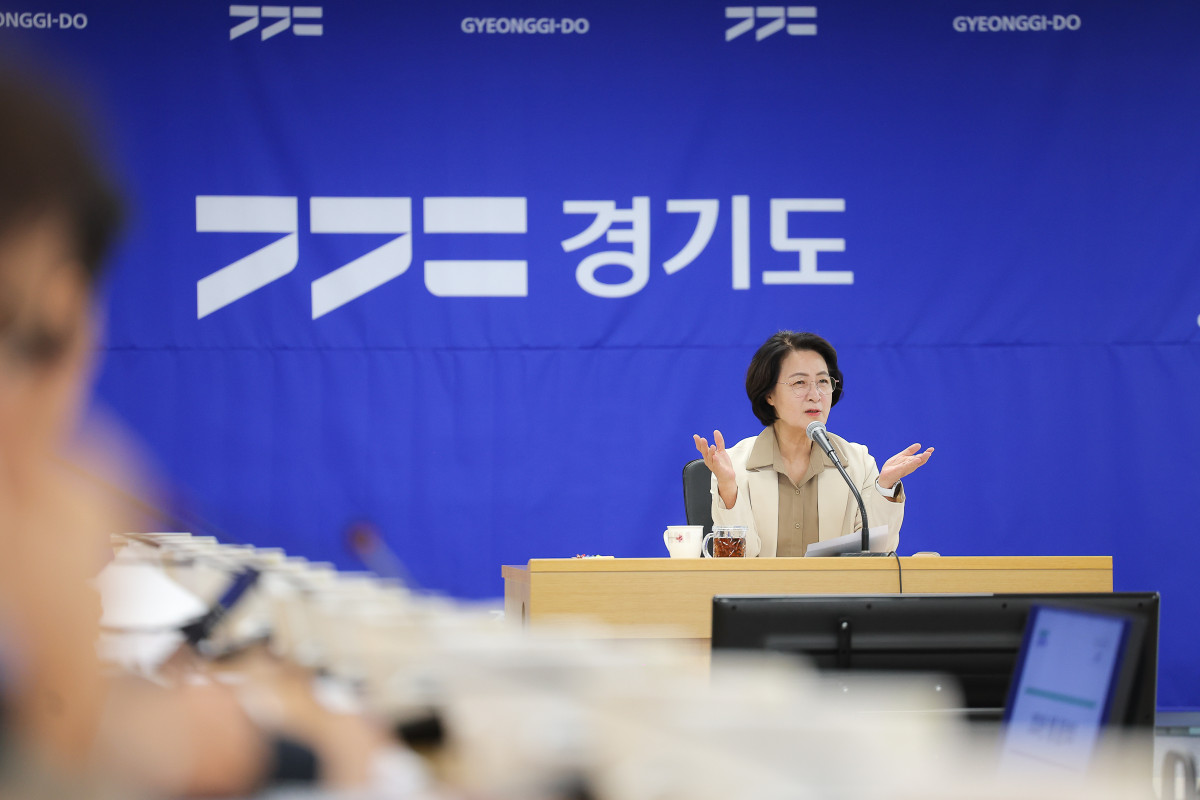 ▲22일 경기도청에서 열린 9월 월간회의에서 경기도 주요 간부들이 재정위기 대응과 도정 현안을 논의하고 있다. 경기도는 이날 비공개 안건 없이 월간회의 전 과정을 처음 온라인으로 공개했으며, 재정교육과 건전재정 운용계획 수립, 재정위기 조기경보시스템 구축 등이 제시됐다. (경기도)