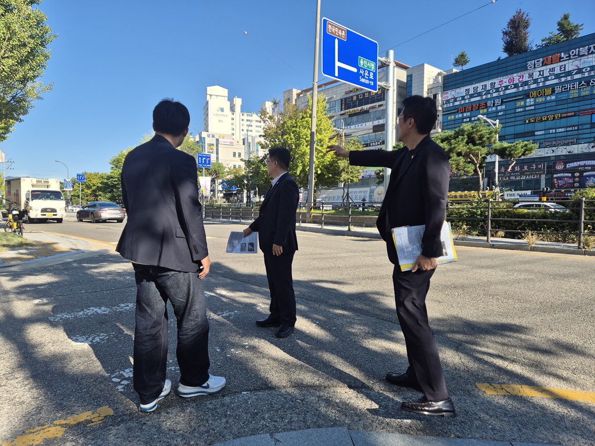 ▲채명신 경기도의원(오른쪽)이 21일 한국민속촌 인근 사온로 교차로 일대에서 관계자들과 현장 교통 상황을 점검하고 있다. (채명신 의원실)