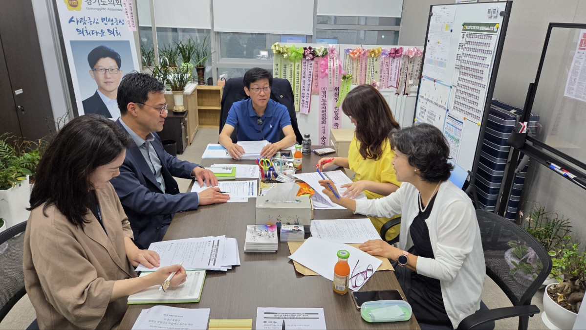 ▲18일 경기도의회에서 성남시 금광중학교와 대원중학교의 학급 편성 불균형 해소를 위한 간담회가 열리고 있다. 2026학년도 1학년 학급은 금광중 7학급, 대원중 2학급으로 편성됐으며, 경기도의회는 경기도교육청·성남교육지원청과 2027학년도 신입생 배정부터 적정규모 조정 방안을 마련할 계획이다. (경기도의회)