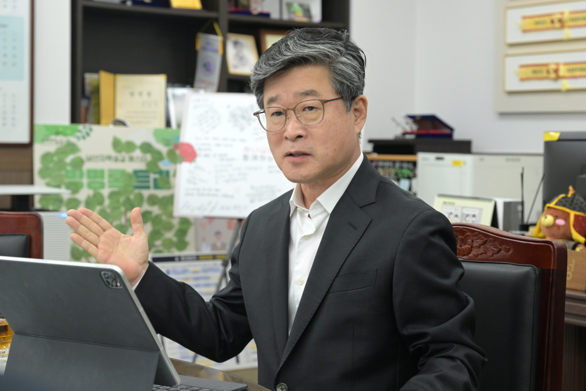 ▲김길성 서울특별시 중구청장이 22일 구청장 집무실에서 이투데이와 인터뷰를 갖고 있다. (사진 제공 = 서울 중구)