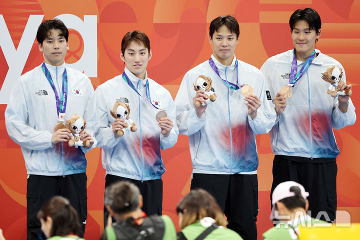 ▲22일(현지 시간) 일본 도쿄도 고토구 도쿄아쿠아틱스센터에서 열린 2026 아이치·나고야 아시안게임 경영 남자 혼계영 400m 시상식에서 동메달을 획득한 김영범, 이호준, 최동열, 양재훈이 포즈를 취하고 있다. (뉴시스)