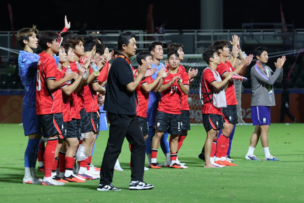 ▲22일 일본 나고야 미즈호 공원 럭비경기장에서 열린 2026 아이치·나고야 아시안게임 남자 축구 조별리그 2차전 한국과 사우디아라비아의 경기에서 2-0으로 승리한 한국 선수들이 관중석을 향해 인사하고 있다. (연합뉴스)