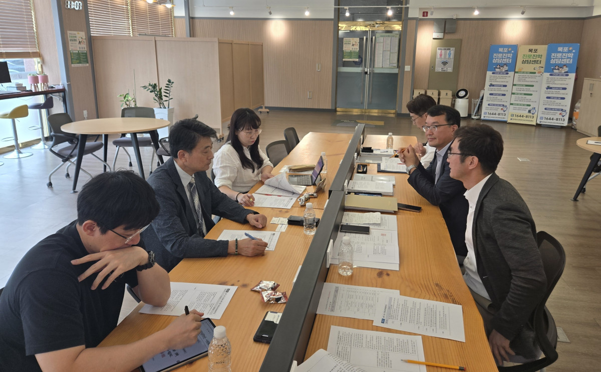 ▲전남광주통합특별시교육청이 21일 진로진학상담센터 목포에서 직업계고 반도체 특화학교를 대상으로 맞춤형 컨설팅을 하고 있다. (사진제공=전남광주통합특별시교육청)