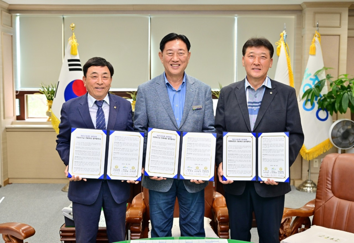 ▲김한종 장성군수가 22일 장성신협, 장성우리신협과 지방보조금 전용계좌 운영을 위한 업무협약을 체결했다. (사진제공=장성군)