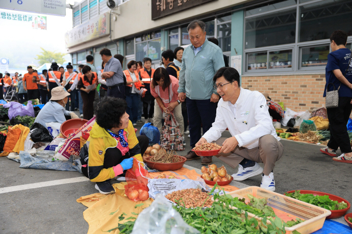 ▲전남광주 보성군 녹차골보성향토시장에서 김철우 군수와 김경미 보성군의회 의장을 비롯해 지역 기관·단체 관계자와 공직자 등이 참여한 가운데 추석맞이 장보기 행사를 하고 있다. (보성군)