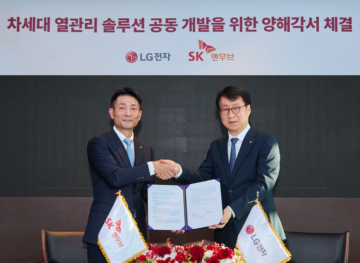 ▲21일 진행된 '가전·상업·산업용 신규 냉매, 냉동기유 및 액침냉각 기술 공동 선행 개발' 업무협약식에 참여한 SK엔무브 김원기 사장(왼쪽)과 LG전자 ES사업본부장 이재성 사장. (사진제공=LG전자)