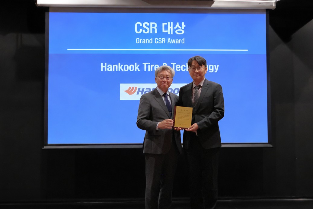 ▲(왼쪽부터) 박철민 주헝가리 대한민국대사, 한국타이어 헝가리공장 김형규 HR 팀장. (사진=한국타이어)