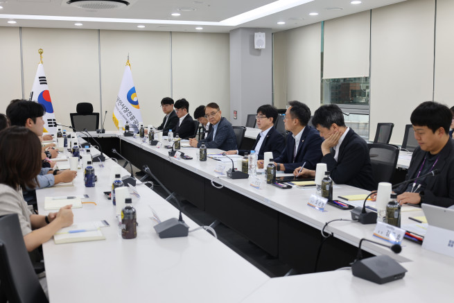▲22일 대전 소진공 공단본부에서 열린 ‘공감 톡톡 열린 간담회’에 참석한 인태연 이사장(오른쪽 앞에서 네 번째)과 직원들의 모습. (사진제공=소상공인시장진흥공단)