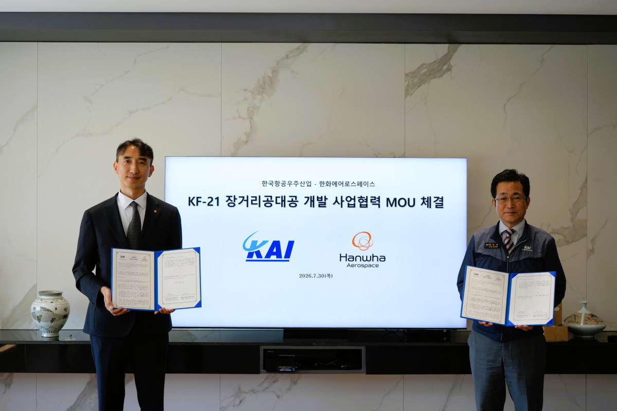 ▲7월 경남 사천시 한국항공우주산업(KAI) 본사에서 열린 KF-21 장거리 공대공 개발 사업협력 MOU 체결식에서 백기봉 한화에어로스페이스 PGM2사업단장과 백중현 KAI 국내사업본부 고정익사업1실장이 기념촬영하고 있다. (사진제공=한화에어로스페이스)
