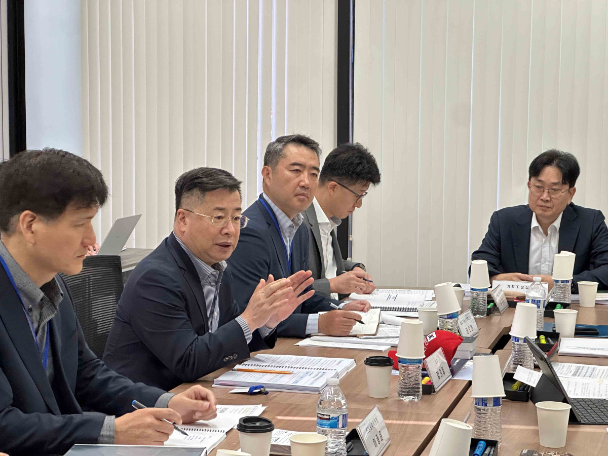 ▲대한무역투자진흥공사(코트라)는 22일(현지 시간) 강경성 사장 주재로 로스앤젤레스에서 북미 시장 내 수출·투자 확대를 위한 '2026 북미지역 무역투자확대 전략회의'를 개최했다. 강경성 코트라 사장(왼쪽 두 번째)이 회의 중 발언하고 있다. (사진=대한무역투자진흥공사)