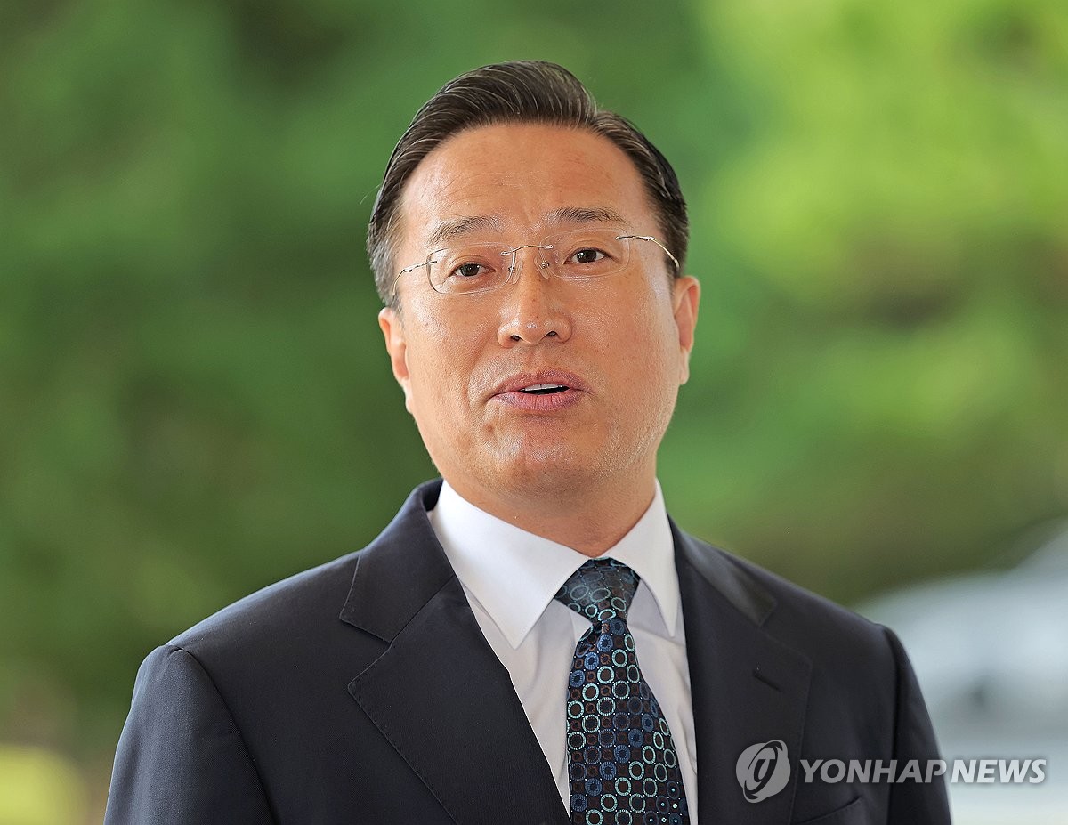 ▲공석인 검찰총장 직무대행을 맡게 된 이정현 신임 대검찰청 차장이 23일 서울 서초구 대검찰청에 출근하며 취재진 질문에 답변하고 있다. (연합뉴스)