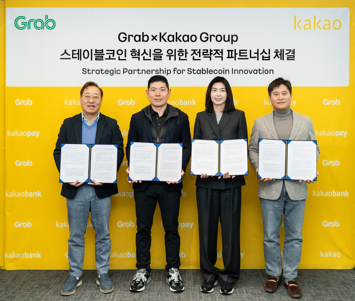 ▲(왼쪽부터) 카카오뱅크 윤호영 대표이사, 그랩 앤서니 탄 CEO, 카카오 정신아 대표이사, 카카오페이 신원근 대표이사가 기념사진을 찍고 있다. (카카오)
