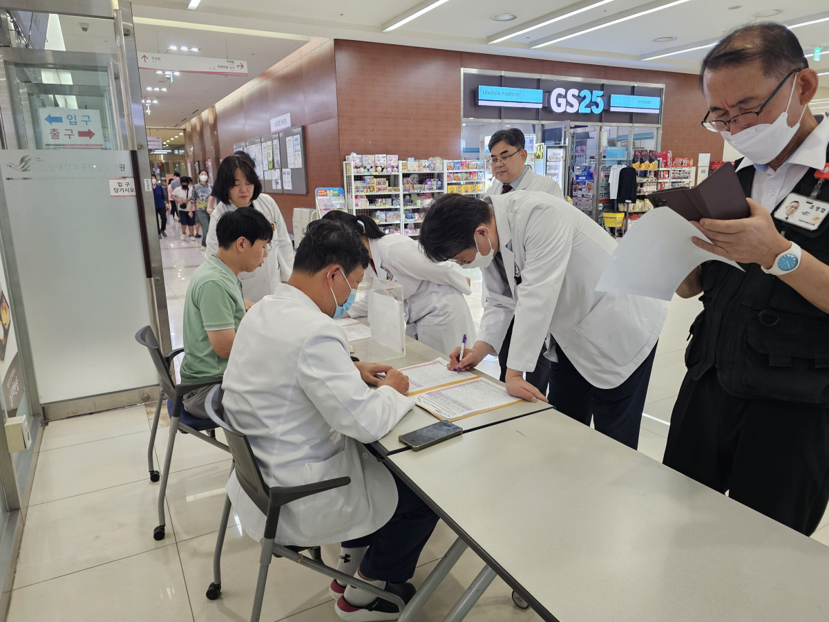 ▲한림대학교동탄성심병원 교직원들이 ‘사랑의 쌀 모으기’ 행사에 참여하고 있다. (사진제공=한림대학교동탄성심병원)