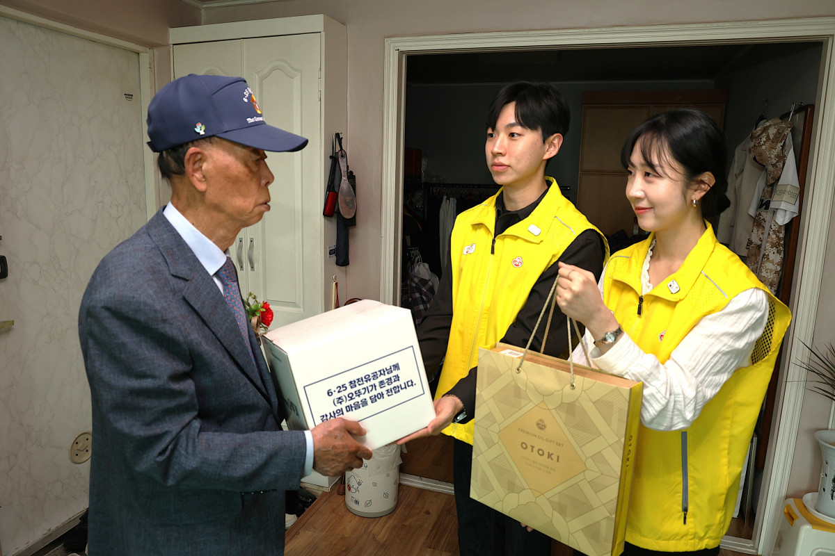 ▲오뚜기봉사단 임직원이 6·25 참전유공자에게 후원물품을 전달하고 있다 (사진제공=오뚜기)