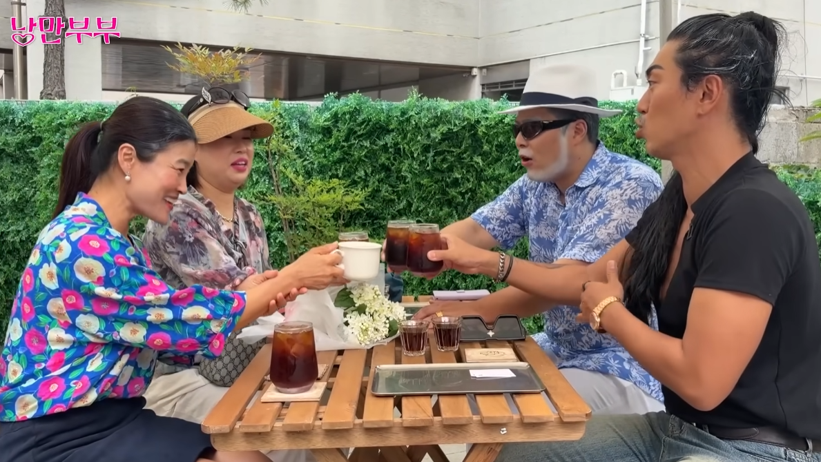 ▲낭만부부의 소개로 소개팅을 하고 있는 김와일드욱과 그레이스선.( 유튜브 ‘김해준-낭만부부’ 화면 캡처)