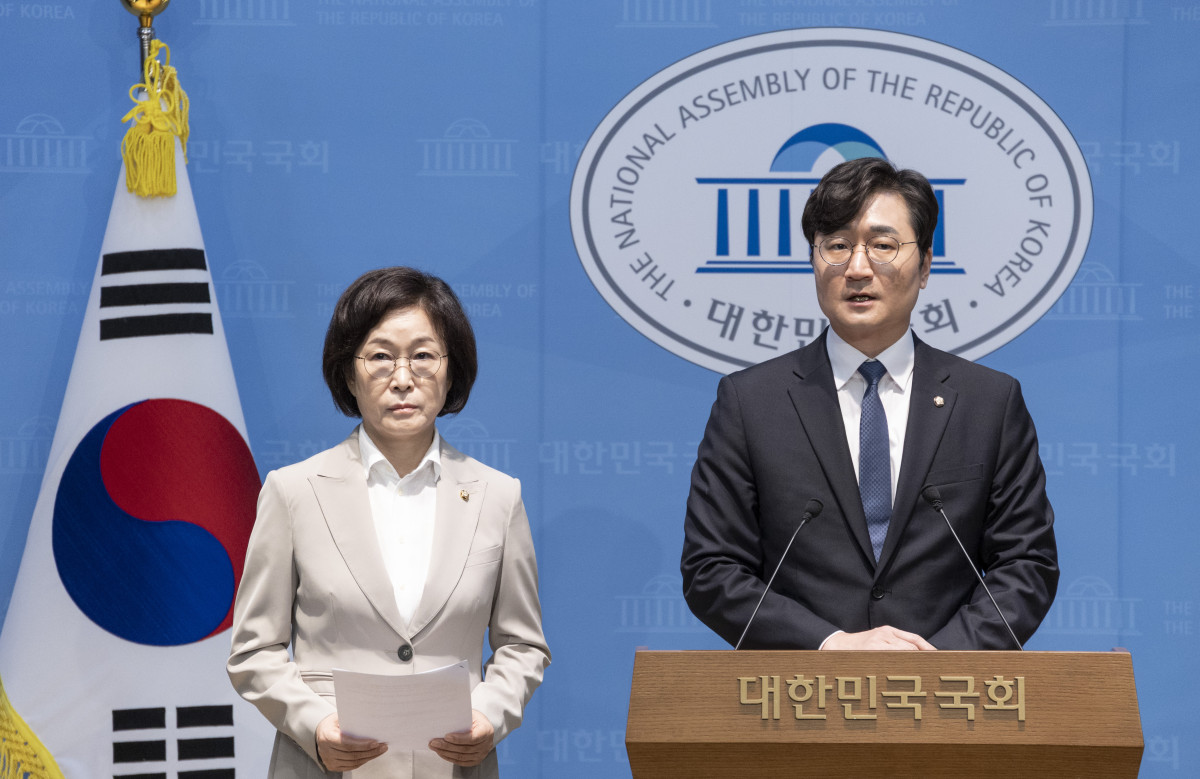 ▲더불어민주당 국회 산업통상자원중소벤처기업위원회 위원인 장철민(오른쪽), 오세희 의원이 23일 국회 소통관에서 전날 국회에서 진행된 정부의 대미 투자 관련 비공개 보고 내용 불법 녹취와 유출된 것을 규탄하는 기자회견을 하고 있다. 사진=연합뉴스