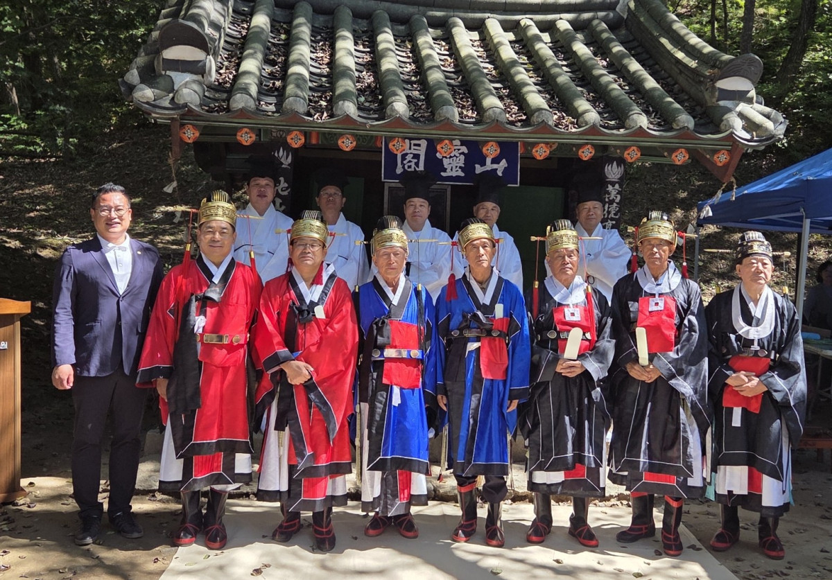 ▲이상근(왼쪽 두번째)영주시의회 의장이 고치령 문화제에 참석자들과 기념사진을 찍고 있다. (영주시의회)