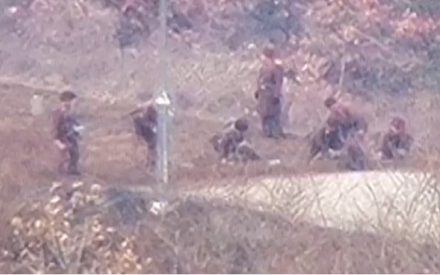 ▲[서울=뉴시스] 합동참모본부는 18일 오전 8시 30분께 중부전선 비무장지대 내에서 작업하던 북한군 수십명이 군사분계선(MDL)을 침범해 우리 군의 경고방송 및 경고사격에 북상했다고 밝혔다.합참 관계자는 북한이 4월경부터 다수병력을 투입해 경계력 보강 일환 불모지 조성, 지뢰매설, 전술도로 보강, 대전차 방벽으로 보이는 미상 구조물 설치 등 다양한 형태의 작업을 진행 중이라고 전했다. 사진은 북한군이 지뢰를 매설하는 모습. (사진=합동참모본부 제공) 2024.06.18. photo@newsis.com *재판매 및 DB 금지