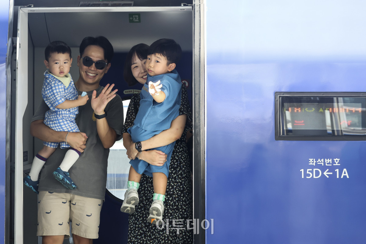 ▲추석 연휴를 하루 앞두고 있는 23일 서울 용산구 서울역을 찾은 가족단위 귀성객이 고향으로 향하는 열차에 올라 취재진을 향해 손을 흔들고 있다. 고성준 기자 joonko1@