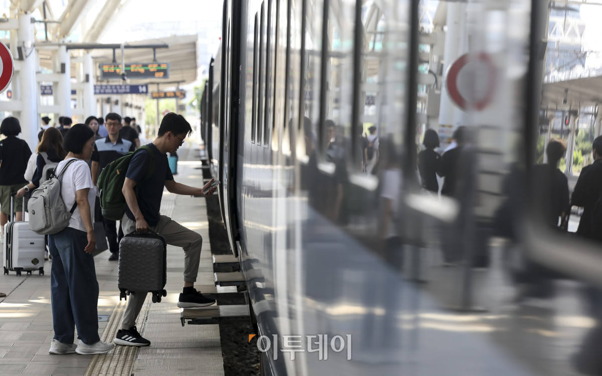 ▲추석 연휴를 하루 앞두고 있는 23일 서울 용산구 서울역을 찾은 시민들이 고향으로 향하는 열차에 탑승하고 있다. 고성준 기자 joonko1@