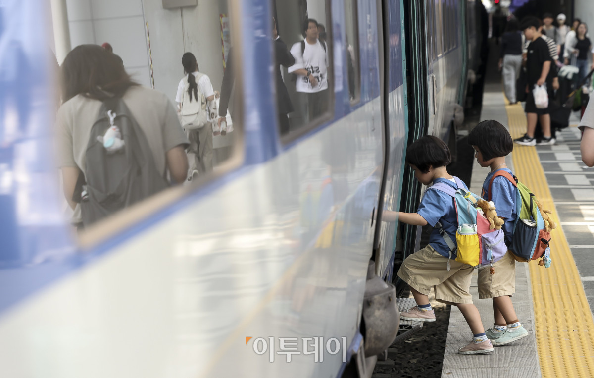 ▲추석 연휴를 하루 앞두고 있는 23일 서울 용산구 서울역을 찾은 어린이들이 고향으로 향하는 열차에 탑승하고 있다. 고성준 기자 joonko1@