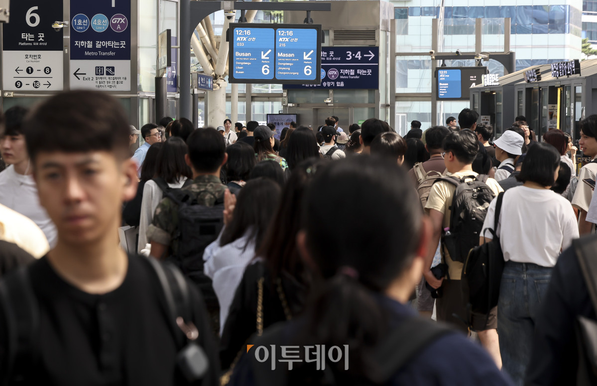 ▲추석 연휴를 하루 앞두고 있는 23일 서울 용산구 서울역을 찾은 시민들이 고향으로 향하는 열차에 탑승하기 위해 이동하고 있다. 고성준 기자 joonko1@