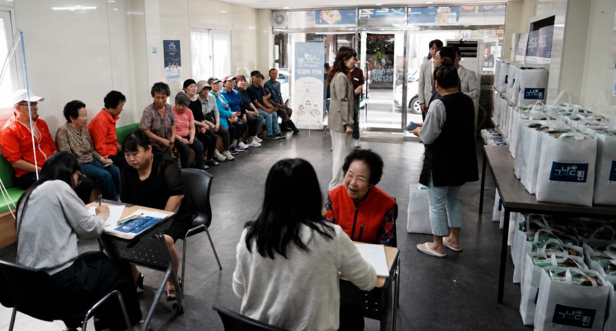 ▲봉화군 그냥드림센터 개소식장을 방문한 주민들이 상담하고 있다. (봉화군)