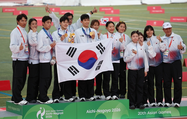 ▲20일 일본 아이치현 안조 스포츠파크에서 열린 2026 아이치·나고야 아시안게임 근대5종 남자 단체 메달세리머니가 끝난 뒤 남녀 대표 선수들이 함께 시상대에 올라 기념촬영을 하고 있다. (연합뉴스)