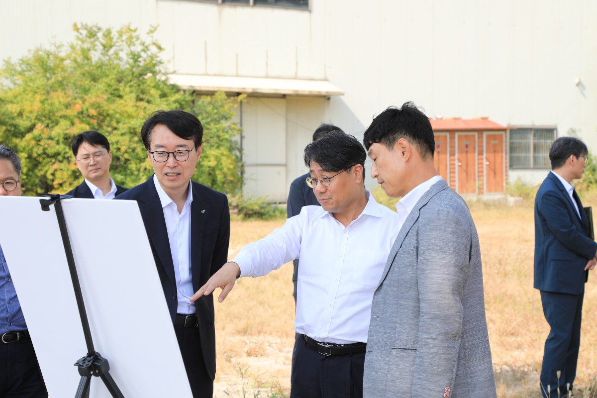 ▲23일 이성훈 한국토지주택공사(LH) 사장이 서울시 도봉구 성대야구장을 찾아 추진 현황을 점검하고 있다. (사진제공=LH)